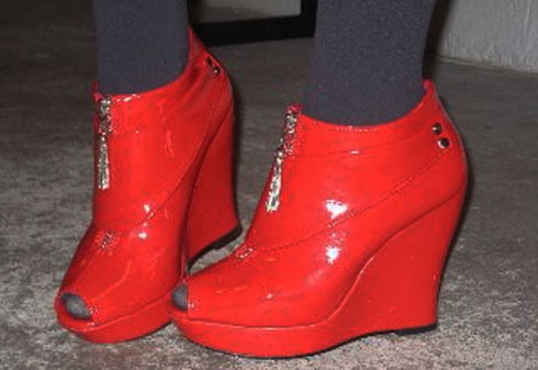 alice-olivia_redshoes-detail