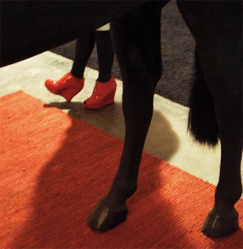 alice-olivia_redshoes